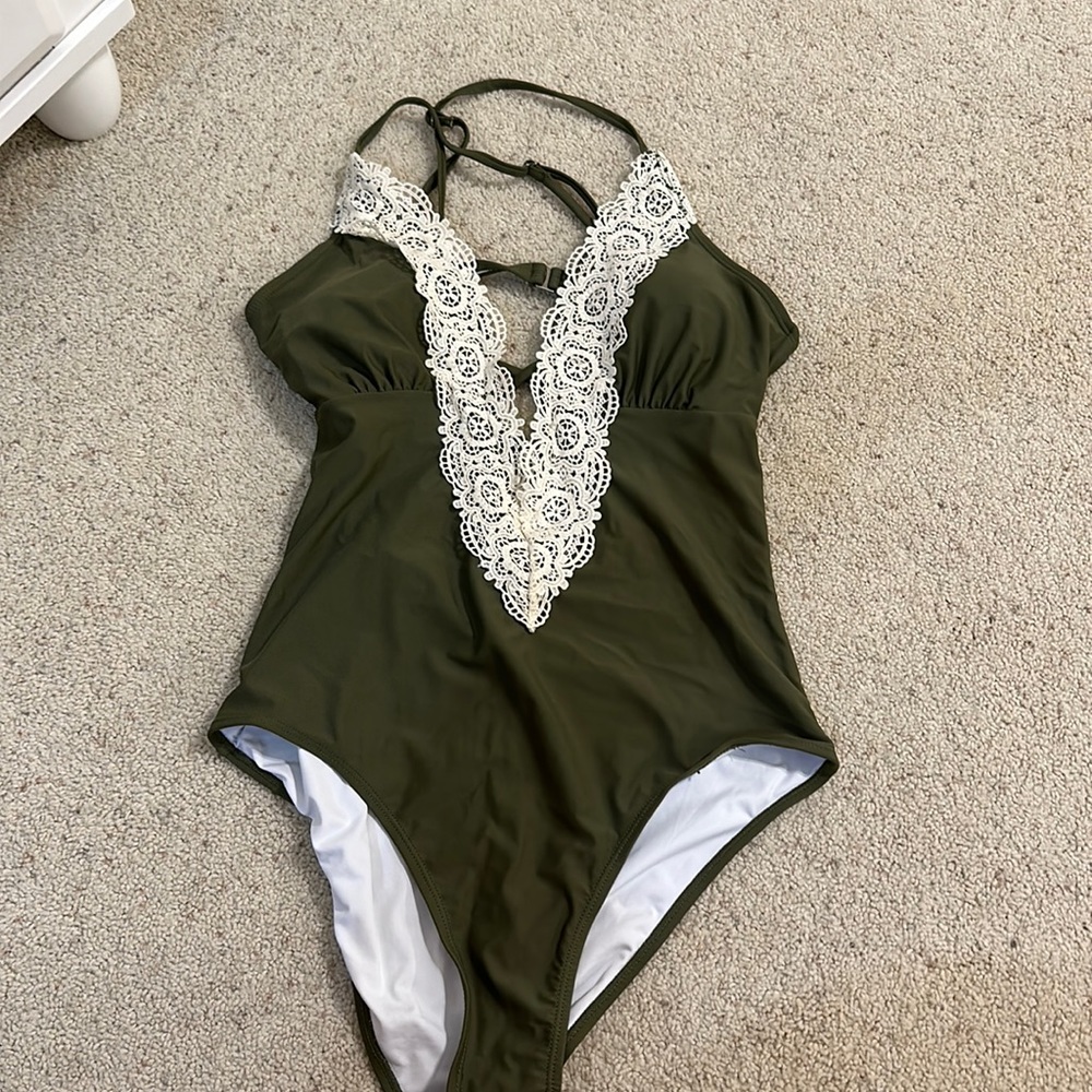 Cupshe Womens Bathing suit- never worn